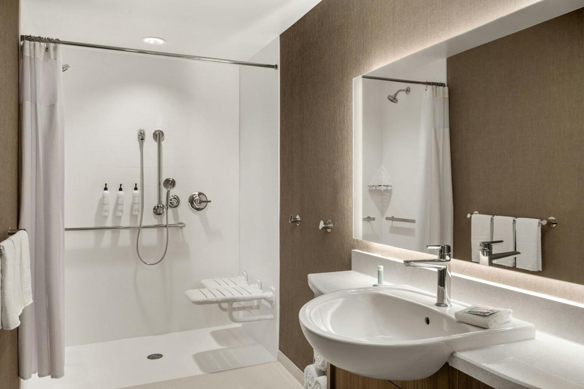 Springhill Suites By Marriott Menomonee Falls Экстерьер фото